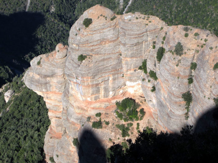 Des del cim podem gaudir d'una perspectiva poc comuna de la carena de la Cadireta (Foto: Jose V.)